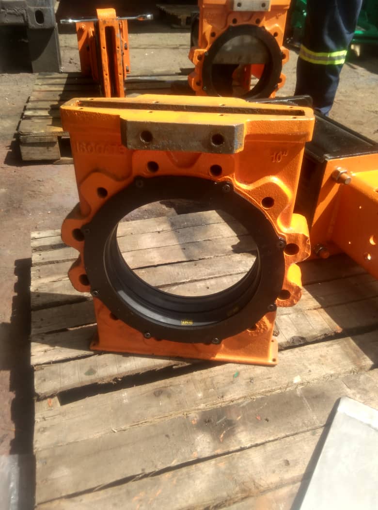 170031195-IMG-20220427-WA0008 Industrial orange valve housing placed on a wooden pallet, used in engineering solutions for mining and heavy industries.