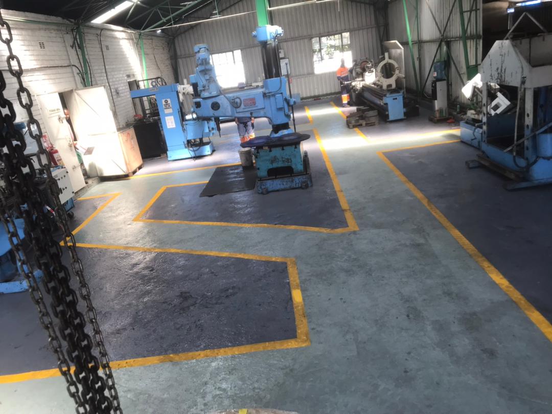 IMG-20240402-WA0006 Industrial workshop equipped for hydraulic and mechanical engineering services with machining equipment.